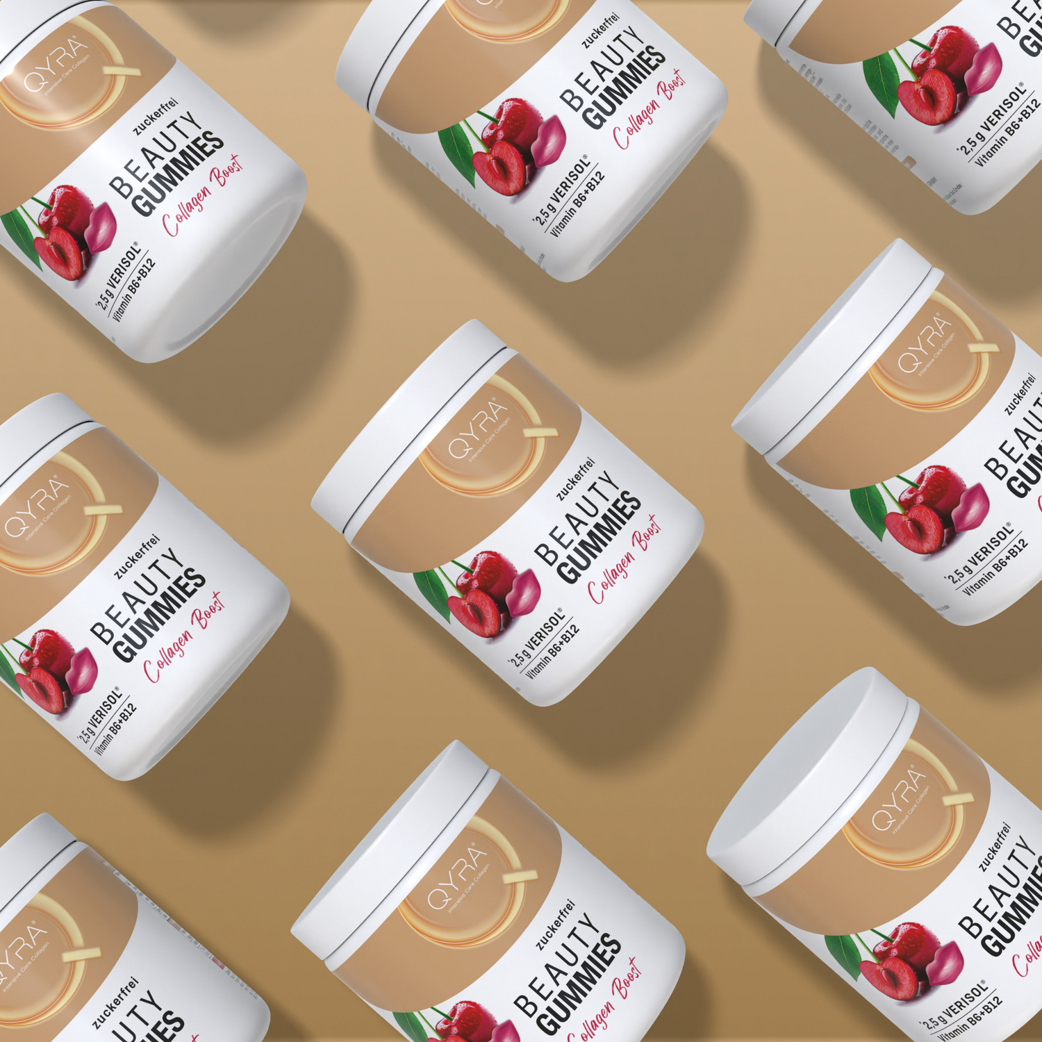 QYRA Beauty Gummies Collagen Boost – zuckerfreie Kollagen Gummies mit 2,5 g VERISOL® Kollagenpeptiden, Vitamin B6 und B12, Produktarrangement auf beigem Hintergrund