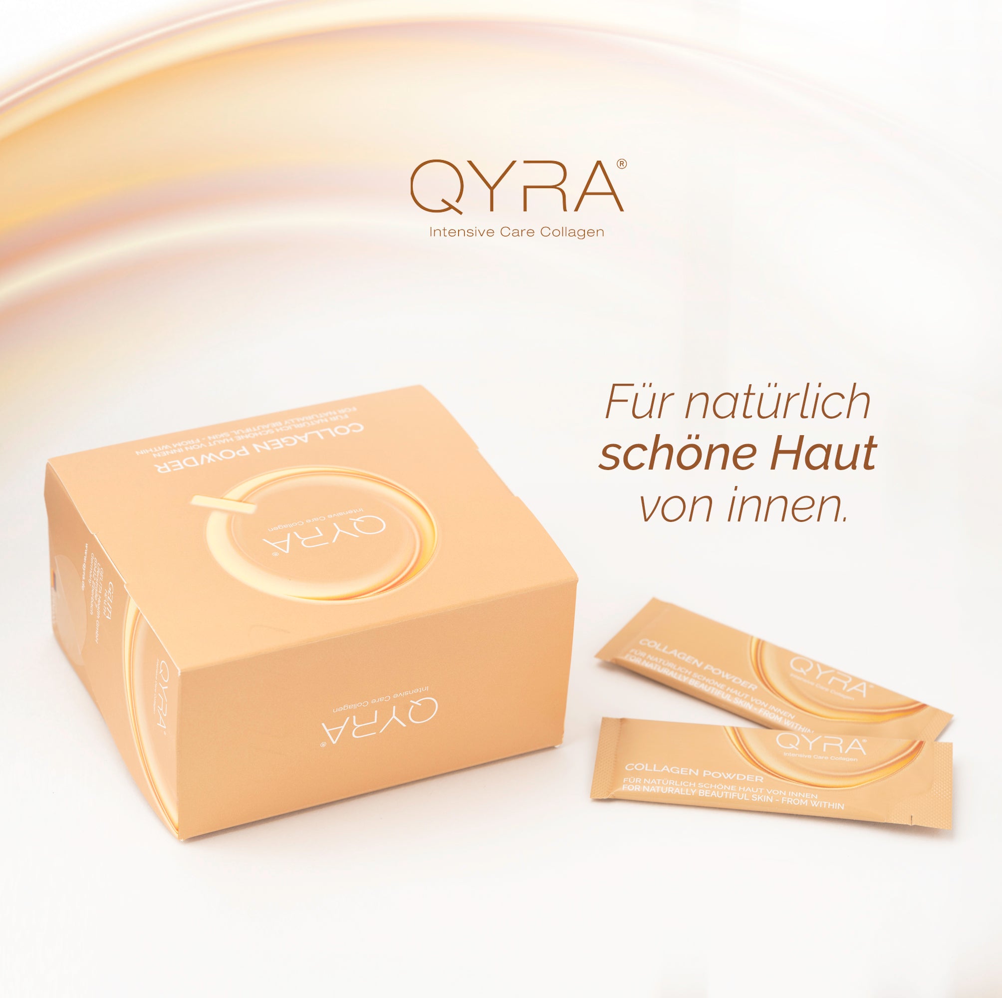 QYRA Kollagen Pulver Box mit zwei Sticks und dem Claim „Für natürlich schöne Haut von innen“