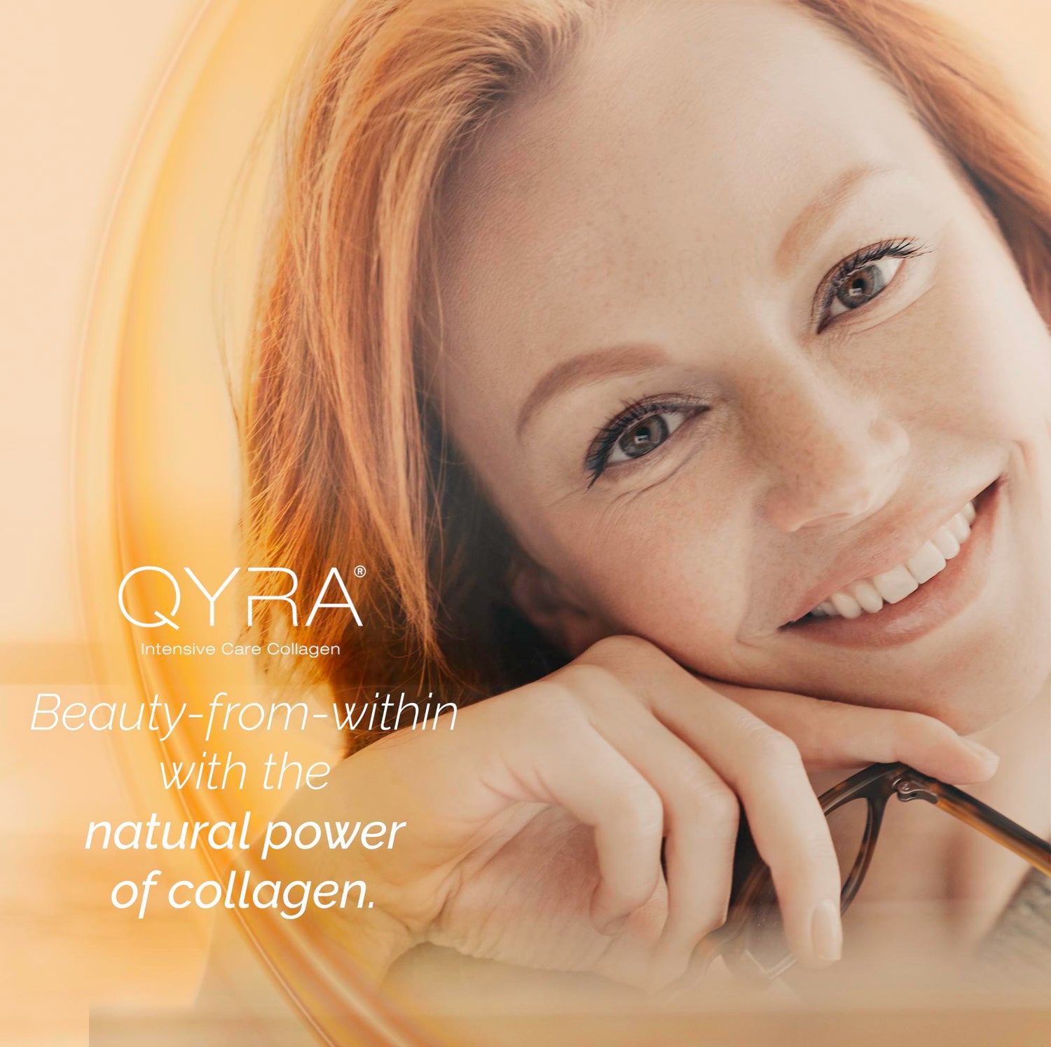 Lächelnde Frau mit natürlicher Haut – QYRA Beauty-from-within mit der Kraft von VERISOL® Kollagenpeptiden